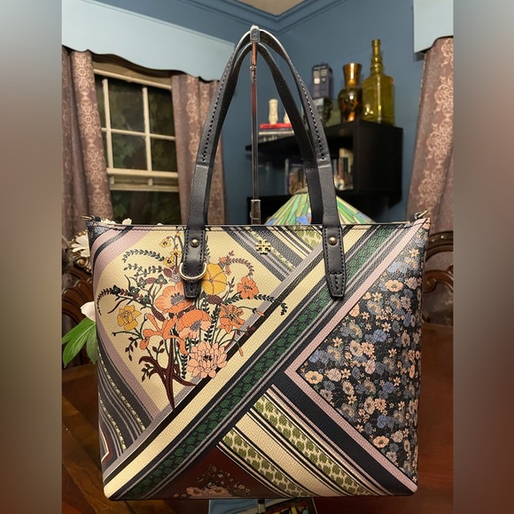 Tory Burch Handbags - Tory Burch Kerrington Square Tote